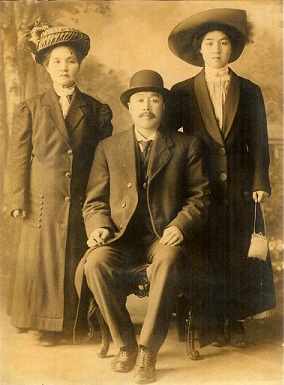 Masukichi Otsuji with his wife Miki and youngest daughter Ito.